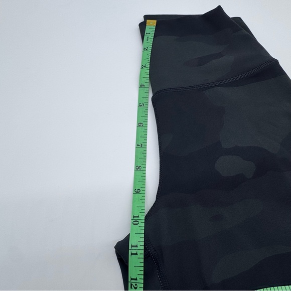 ALO Yoga Camo Biker‎ Shorts, Size Small - Picture 4 of 10